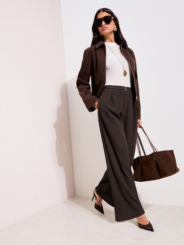 Friends Like These Wide leg Παντελόνι πλισέ σε καφέ