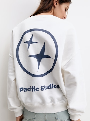 Pull&Bear Sweatshirt in White