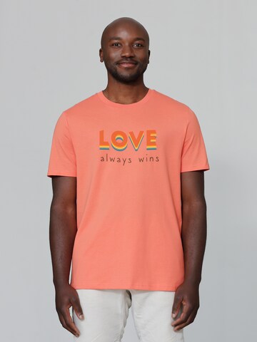 Maglietta 'Love always wins' di Watapparel in arancione: frontale