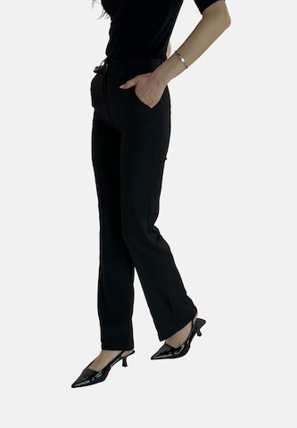 Elara Flared Hose in Schwarz: Vorderseite