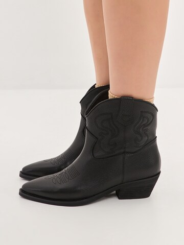 CESARE GASPARI Boots in Schwarz