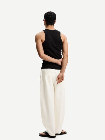 Baggy Pantaloni chino di Bershka in bianco