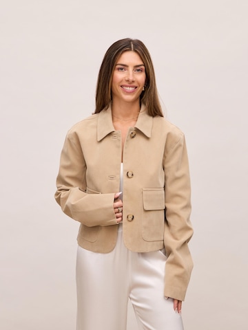 noar studios Φθινοπωρινό και ανοιξιάτικο μπουφάν σε καφέ: μπροστά