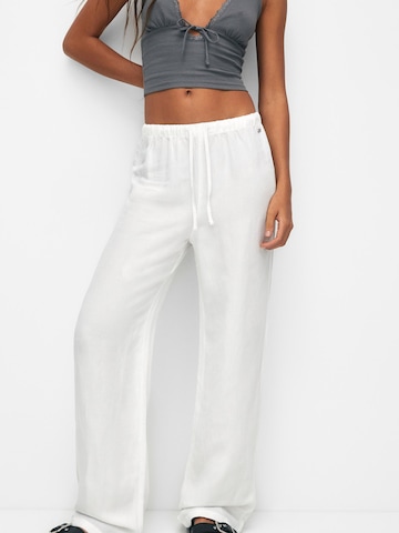 Pull&Bear Wide leg Trousers in White: front