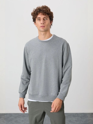 Tommy Life - Sweatshirt em cinzento: frente