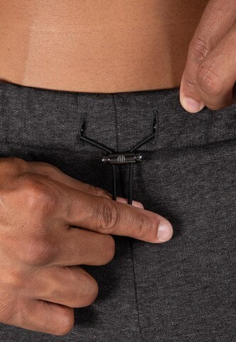 Regular Pantalon de sport 'Neotech' MOROTAI en gris
