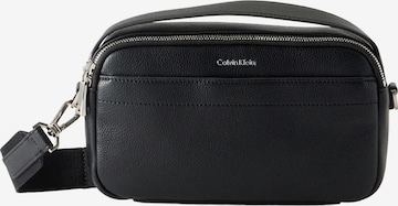 Calvin Klein Olkalaukku 'RAISED' värissä musta: etupuoli