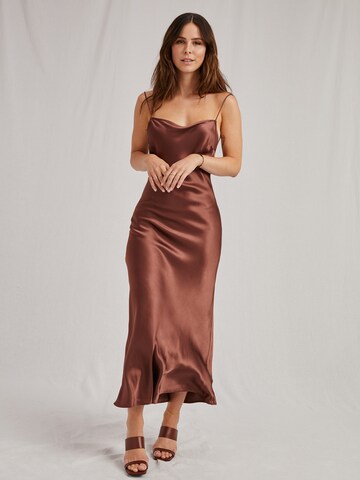 Robe 'Ela' A LOT LESS en marron : devant