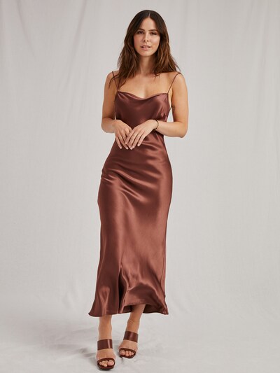Rochie 'Ela' A LOT LESS pe ciocolatiu, Vizualizare model