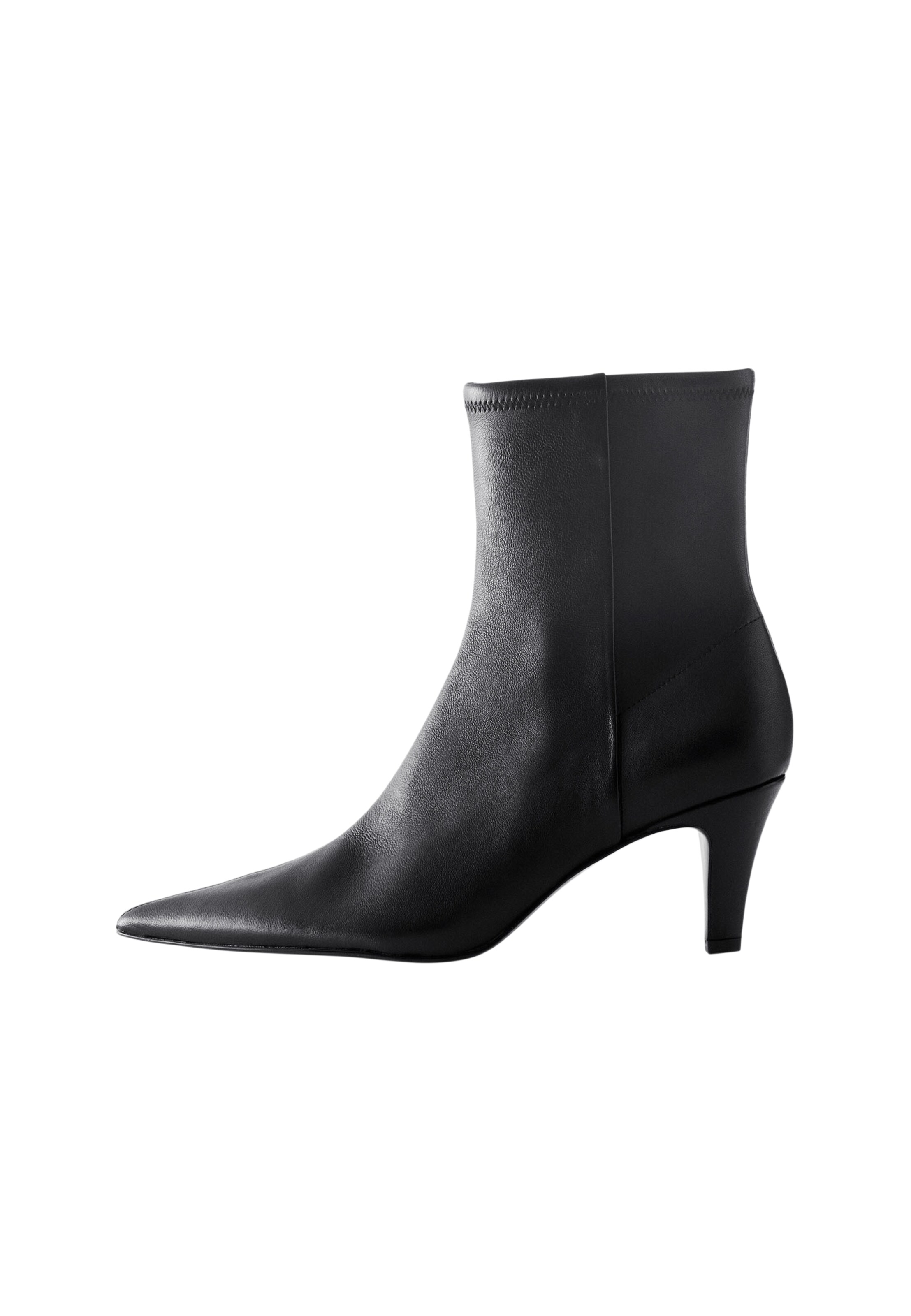 Bottines & Other Stories en noir : devant