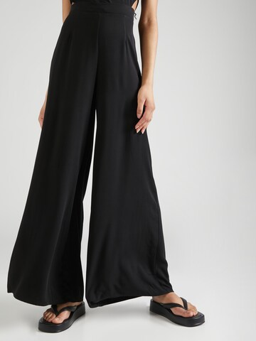 Molly BRACKEN Zvonové kalhoty Kalhoty se sklady v pase – černá: přední strana