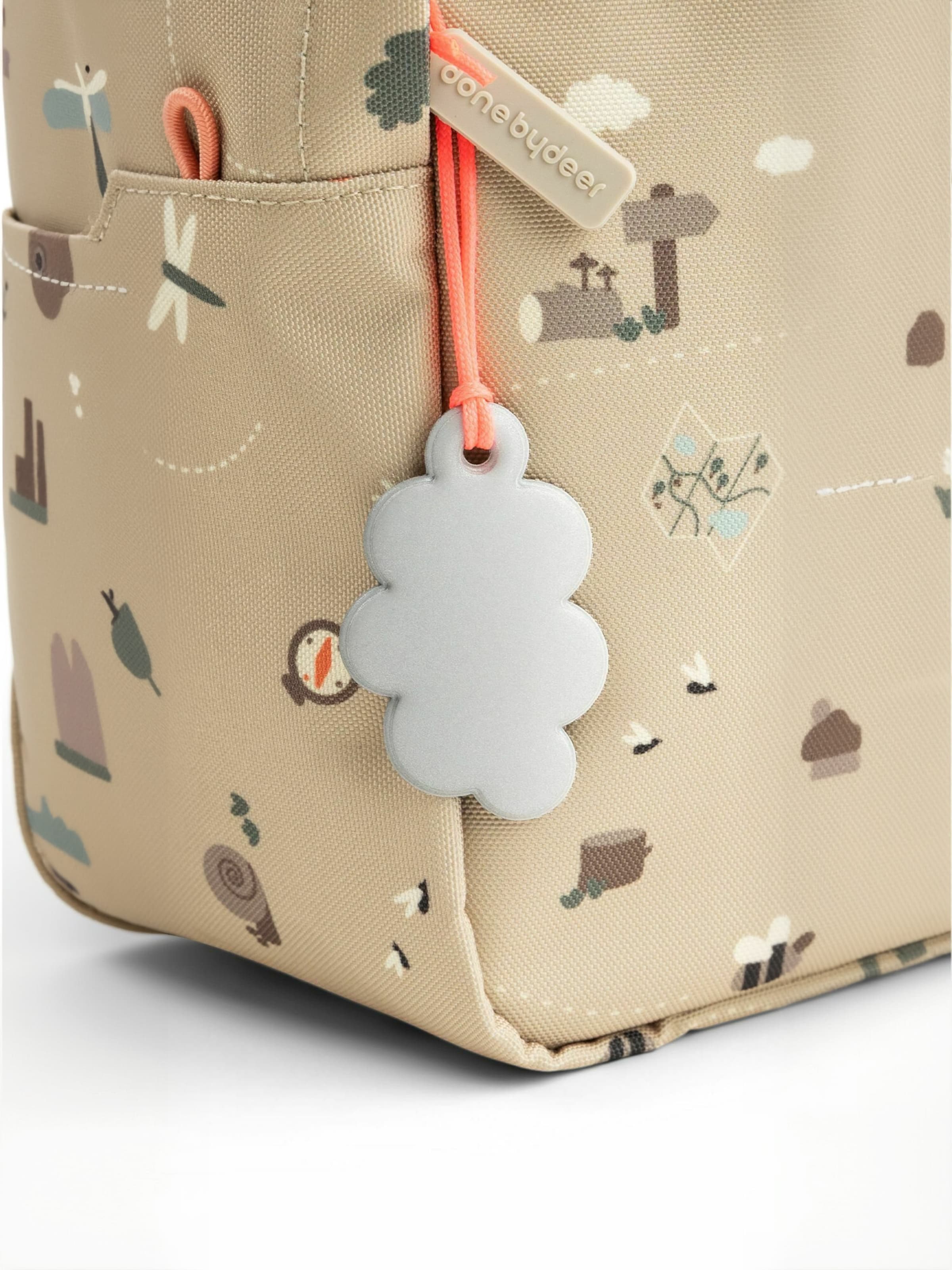 Done by Deer Taske ' Tiny trails ' i beige: forside