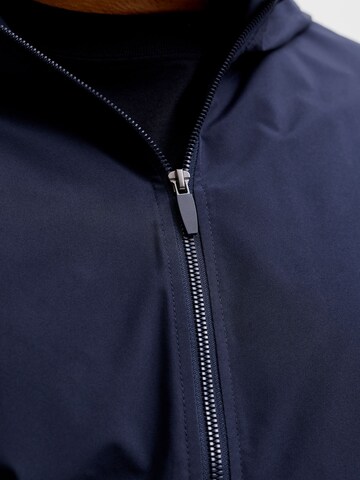 Jack & Jones Plus Prehodna jakna 'JJECharge' | modra barva