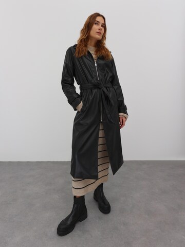 EDITED Between-Seasons Coat 'Pablo' in Black: front