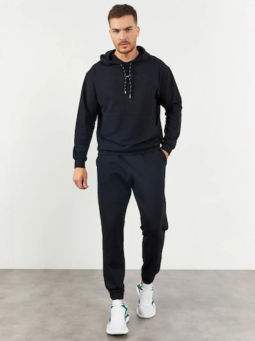 Survêtement Tommy Life en noir : devant