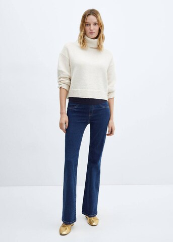 MANGO Flared Jeans in Blau