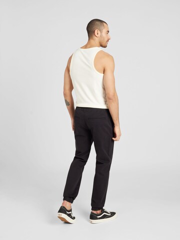 Tapered Pantaloni de la JOHN DEVIN pe negru