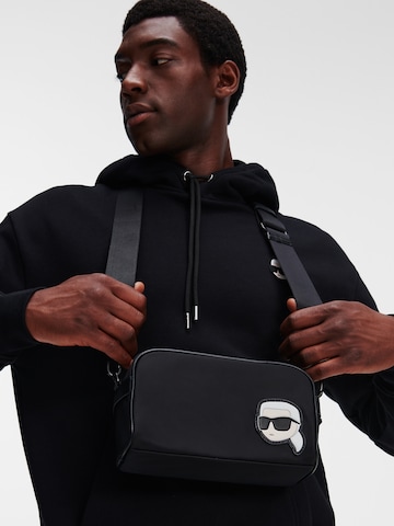 Borsa a tracolla 'Ikonik' di Karl Lagerfeld in nero: frontale