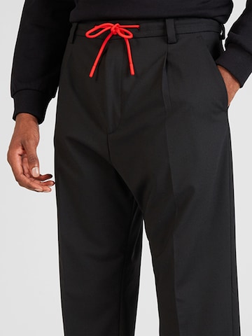 HUGO Red regular Παντελόνι με τσάκιση 'Teagan' σε μαύρο