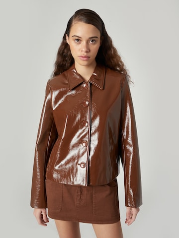 Bella x ABOUT YOU Between-Season Jacket 'Laura' in Brown: front