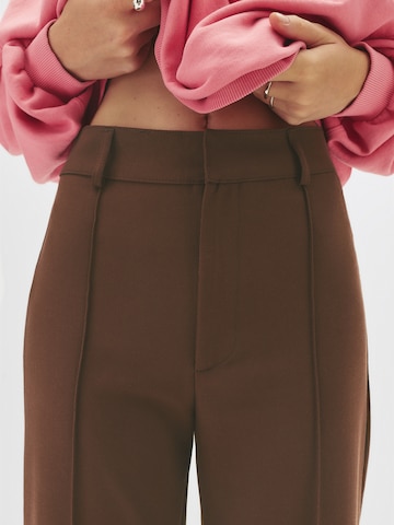 Pull&Bearregular Hlače - smeđa boja