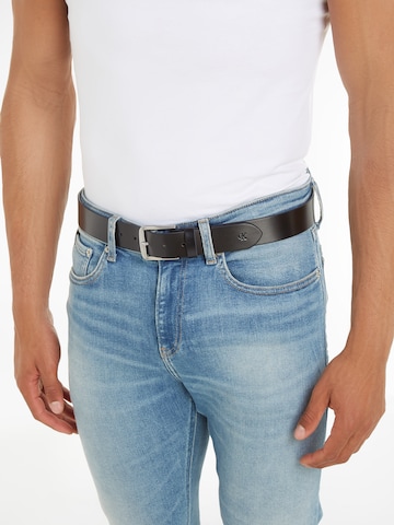 Calvin Klein Jeans - Cinturón 'Classic' en negro: frente
