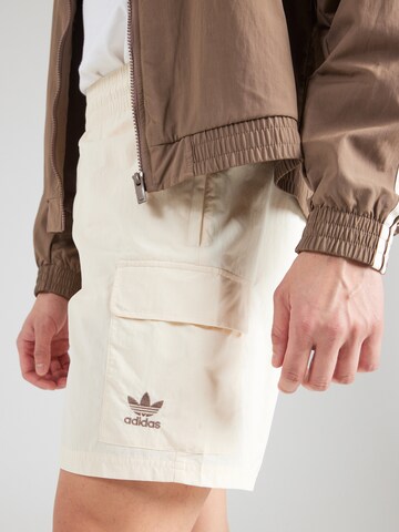 Loosefit Pantaloni cargo 'ESS' di ADIDAS ORIGINALS in bianco