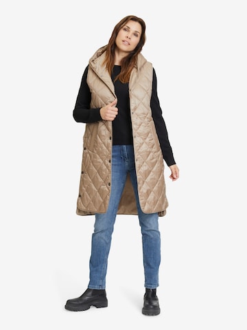 Amber & June Bodywarmer in Beige