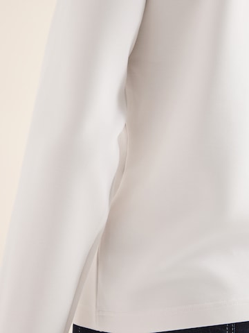 Tricou de la CECIL pe alb