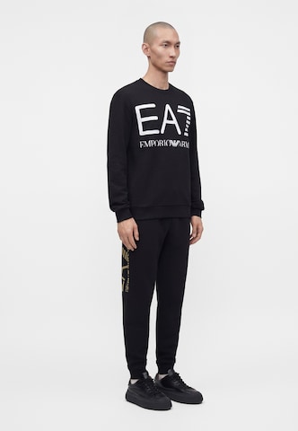 EA7 Emporio Armani Sweatshirt i svart: sida