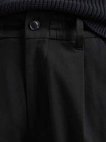 regular Pantaloni con pieghe 'CHASY' di DRYKORN in nero