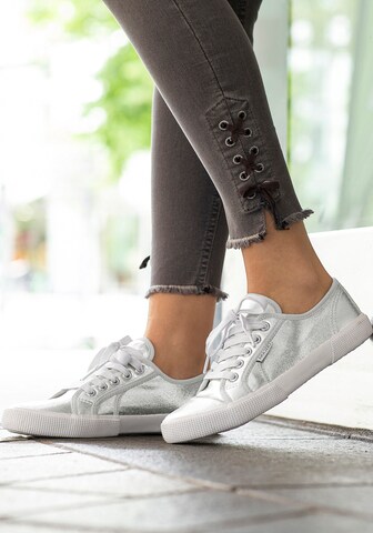 LASCANA Sneakers laag in Zilver: voorkant