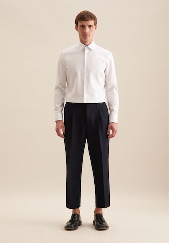Coupe slim Chemise business 'Smart Essentials' SEIDENSTICKER en blanc
