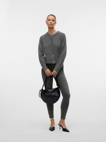 VERO MODA Gebreid vest 'VMFIONA' in Grijs