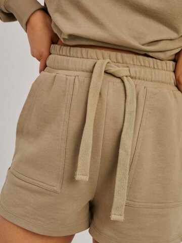 Loosefit Pantaloni 'Liv' di A LOT LESS in verde