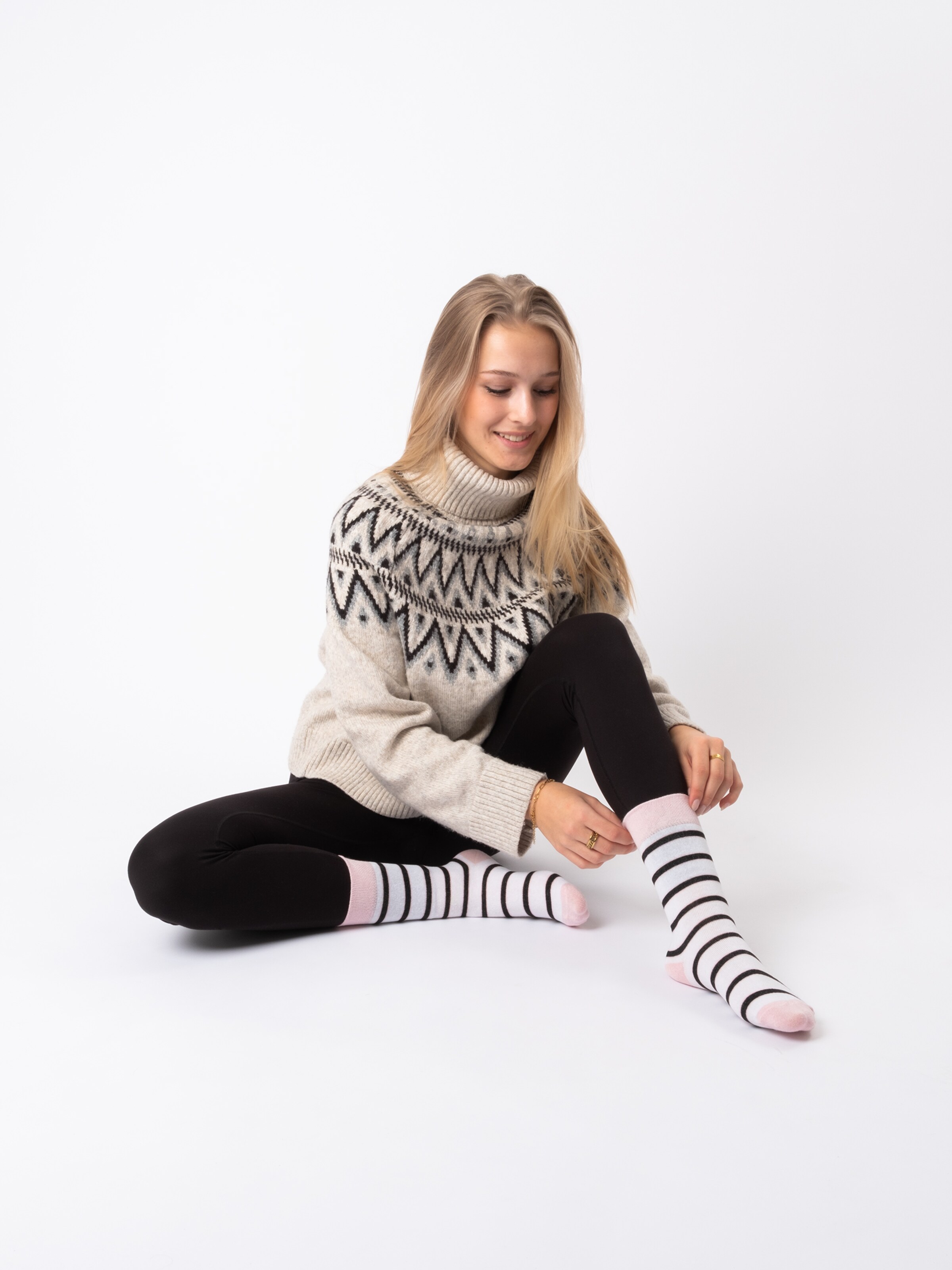 Occulto Socks 'Lotte' in Black: front