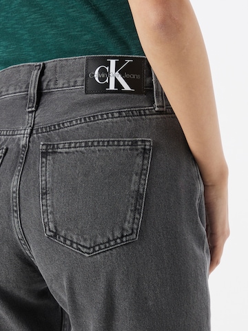 Calvin Klein Jeans جينز واسع من الأسفل جينز بلون رمادي