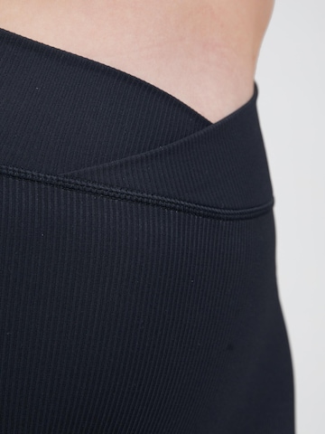 Flared Pantaloni 'Carmen' di Gorilla Wear in blu