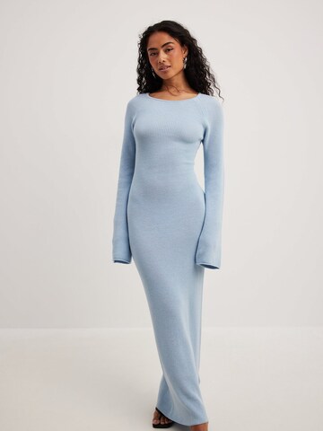 NA-KD Knitted dress in Blue: front