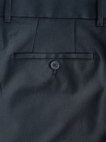 Slimfit Pantaloni con piega frontale di Next in blu