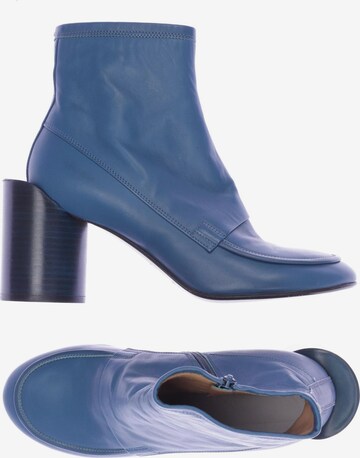 Maison Martin Margiela Dress Boots in 38,5 in Blue: front