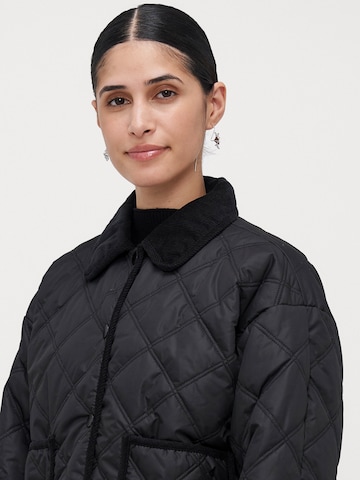 Veste mi-saison 'VMMINNESOTA' Vero Moda Petite en noir
