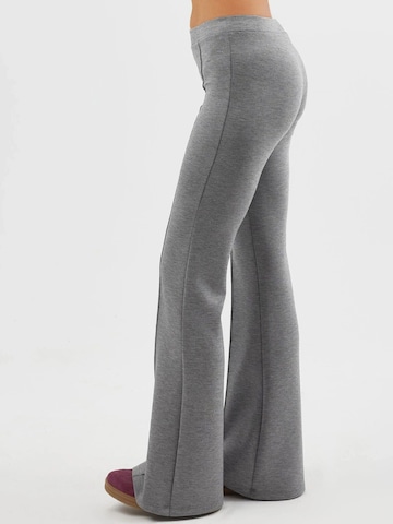 Flared Pantaloni di Busem in grigio