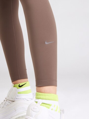 Skinny Pantaloni sportivi 'ONE' di NIKE in marrone