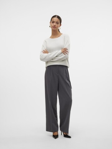 VERO MODA - regular Pantalón de pinzas 'Carmela' en gris