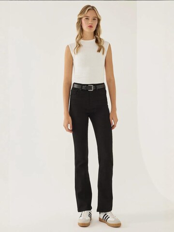 Hiccup Flared Jeans in Schwarz