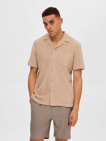 Coupe regular Chemise SELECTED en beige : devant