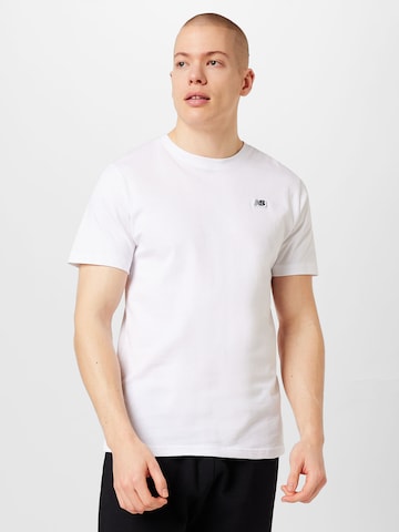 new balance قميص عملي بلون أبيض: الأمام