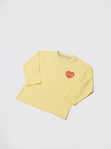 Maru + Bo - Camiseta 'BASIC HEAVY-WEIGHT PIXEL HEART GRAPHIC T-SHIRT' en amarillo