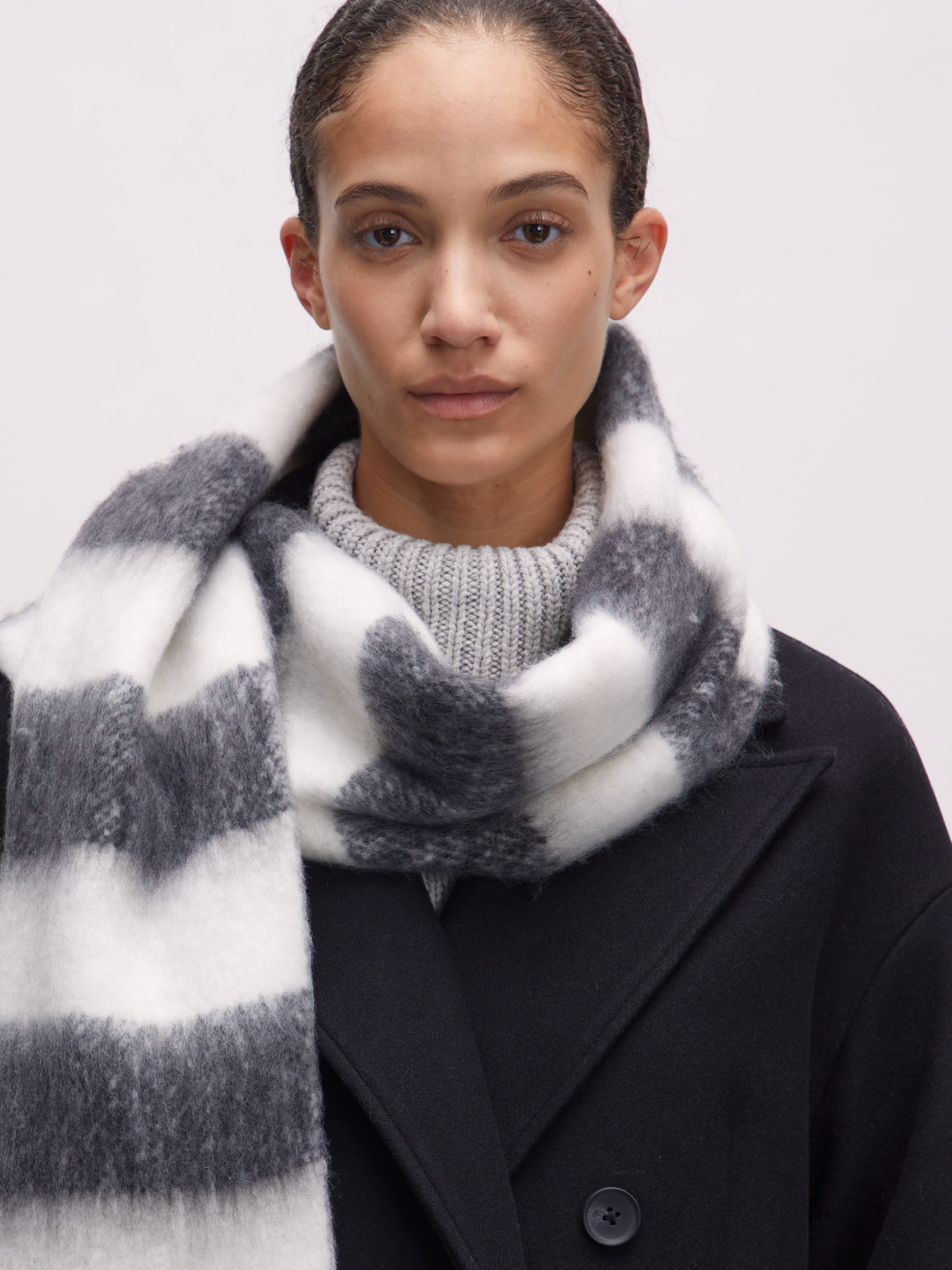 EDITED Produkte Schal 'Hellia' schwarz